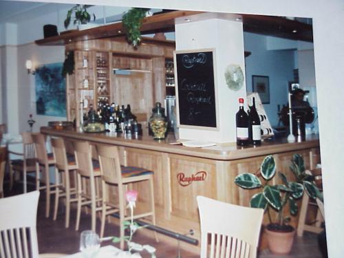 1999-raphael-restaurant
